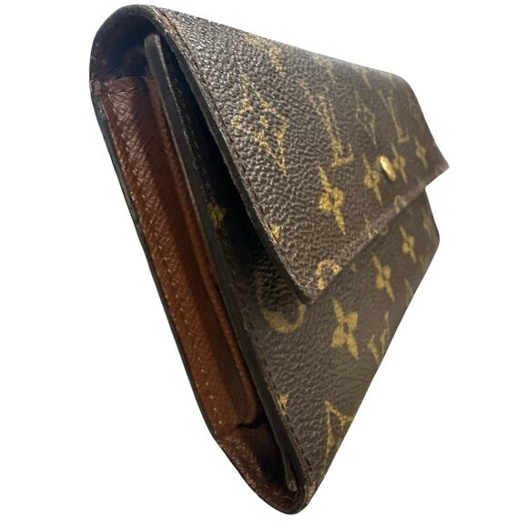 55. Louis Vuitton Monogram Sarah Wallet - Picture 8 of 16